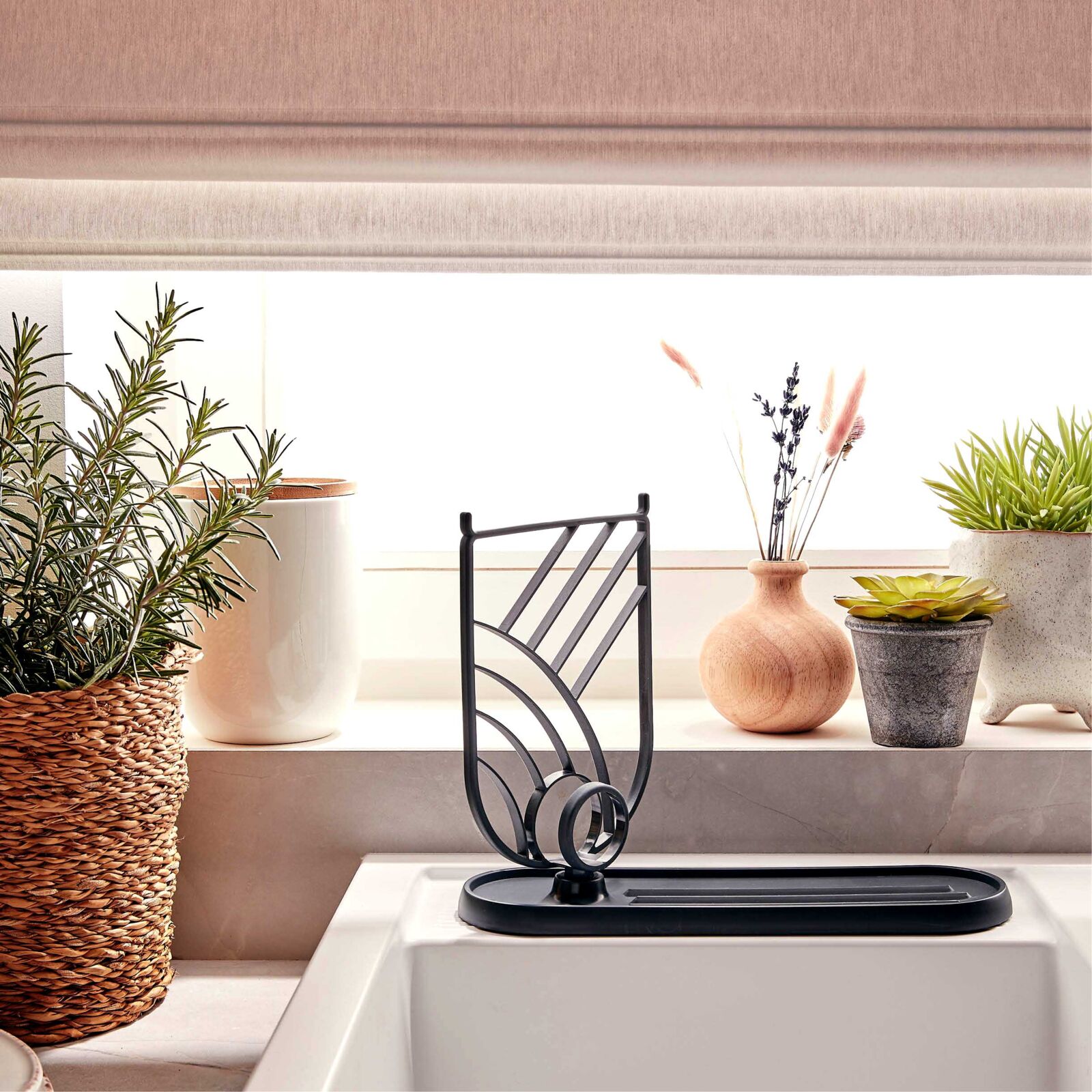 Savon solide pour la vaisselle emballé dans un sachet blanc avec une étiquette verte, illustré avec des ustensiles de cuisine et le texte 'Savon Vaisselle Dish Soap Bar"