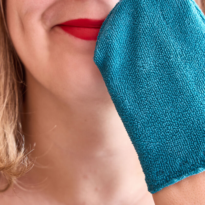 Démaquiller délicatement les yeux et le visage jusqu’à obtention d’un résultat parfait.