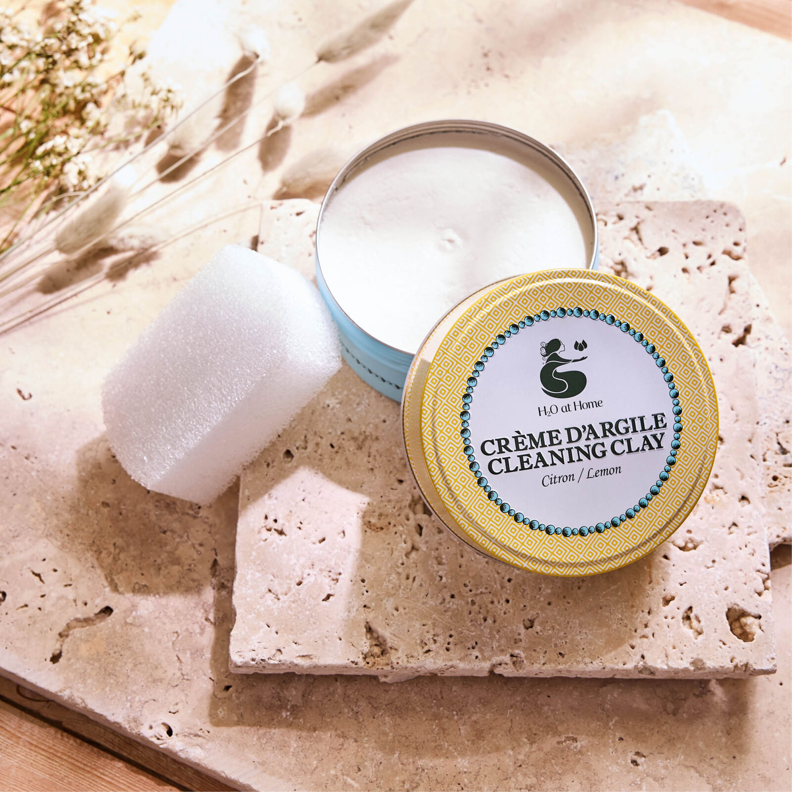 Savon solide pour la vaisselle emballé dans un sachet blanc avec une étiquette verte, illustré avec des ustensiles de cuisine et le texte 'Savon Vaisselle Dish Soap Bar&quot;