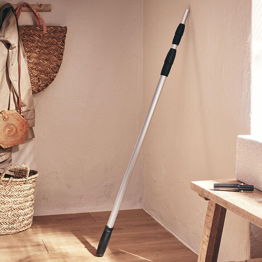 Savon solide pour la vaisselle emballé dans un sachet blanc avec une étiquette verte, illustré avec des ustensiles de cuisine et le texte 'Savon Vaisselle Dish Soap Bar"