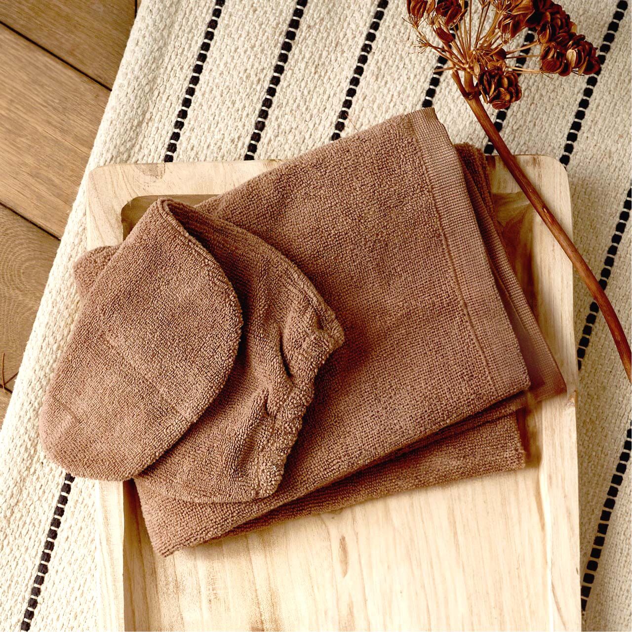 Savon solide pour la vaisselle emballé dans un sachet blanc avec une étiquette verte, illustré avec des ustensiles de cuisine et le texte 'Savon Vaisselle Dish Soap Bar&quot;