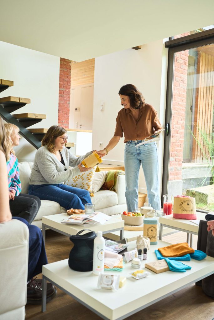 Conseillère VDI présente des produits gamme bain lors d'un atelier