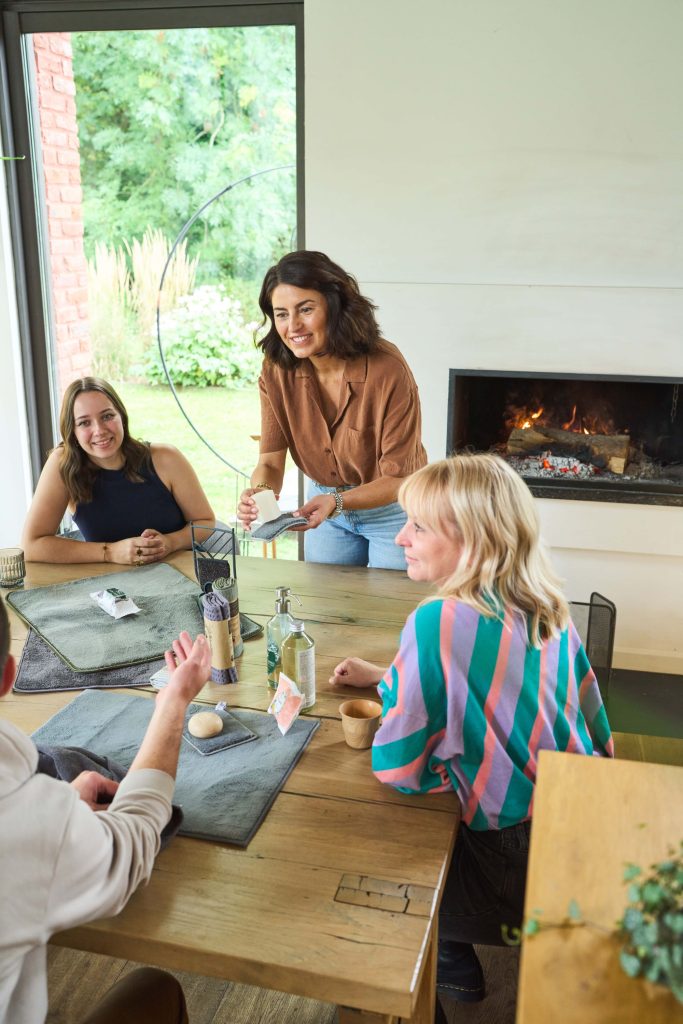 Conseillère anime un atelier de démonstration avec des produits de l'univers cuisine