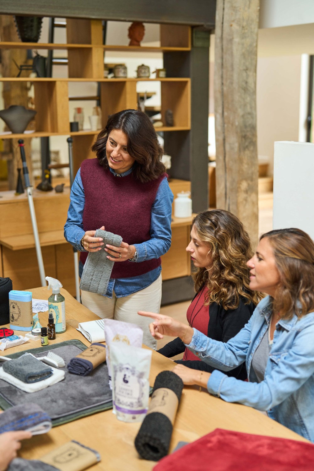 Conseillère anime un atelier VDI en intérieur