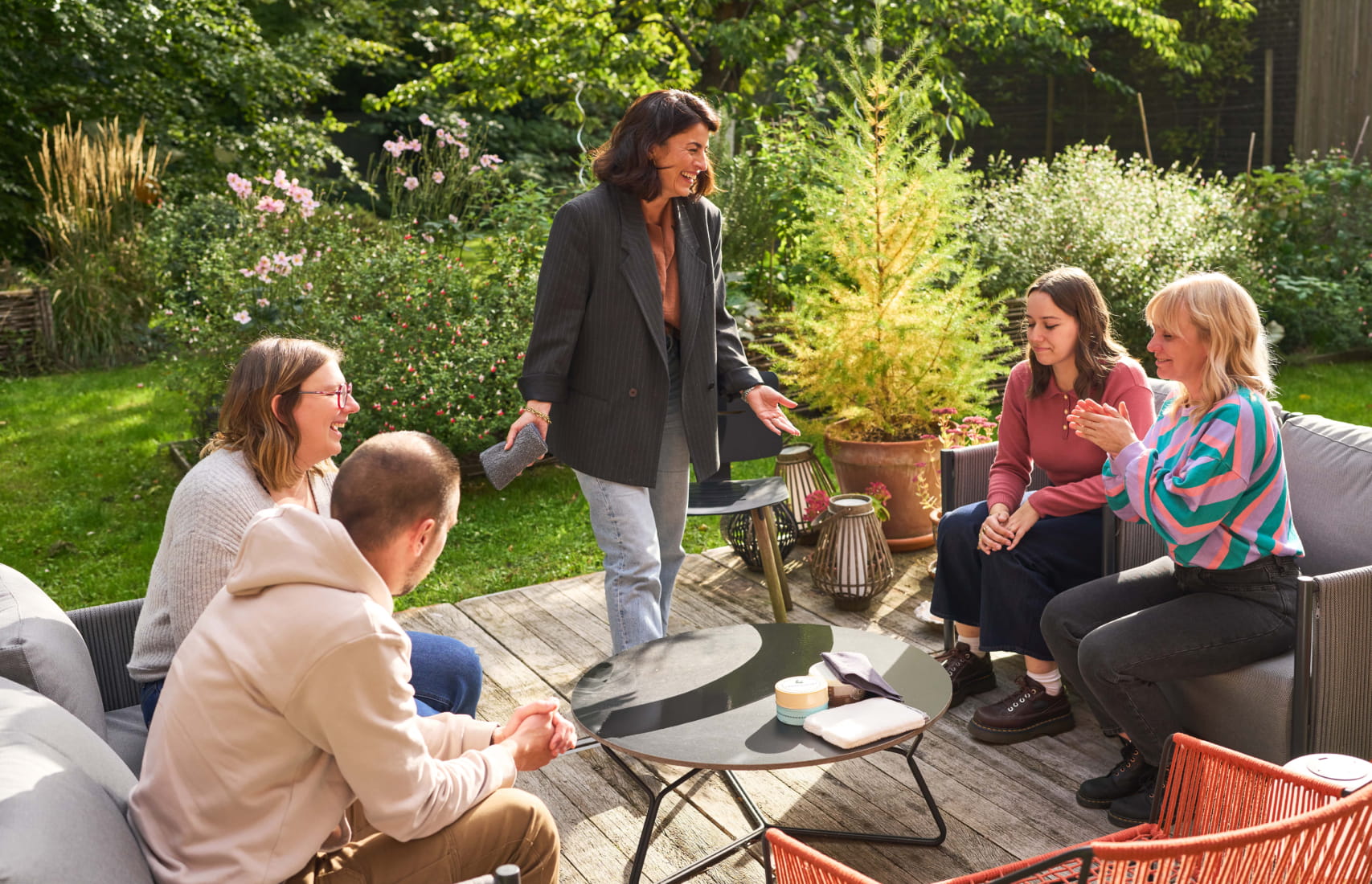 Photo d'un atelier H2O at Home en extérieur avec lavage, grâce à des produits H2O at Home, d'une table sur une terrasse