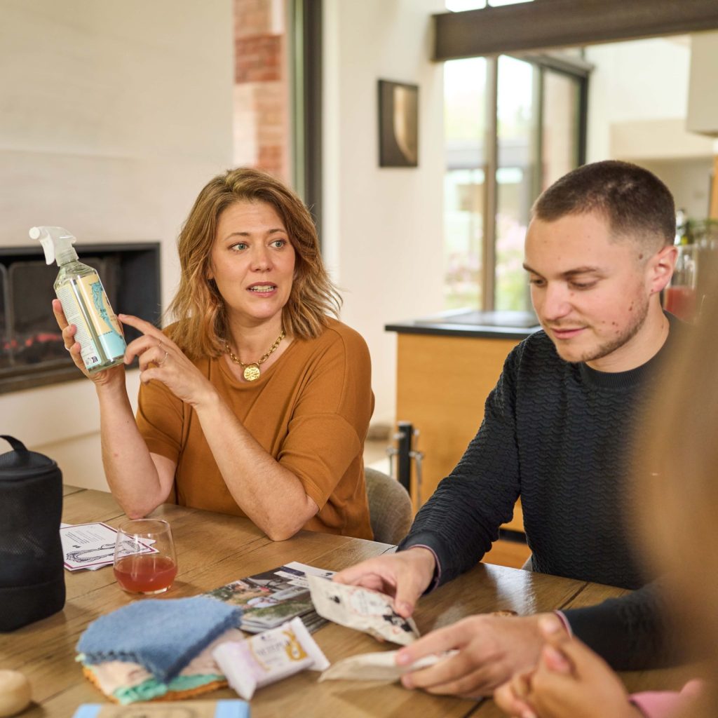 Présentation d'un produit H2O at Home à un cercle de proches et d'inconnus