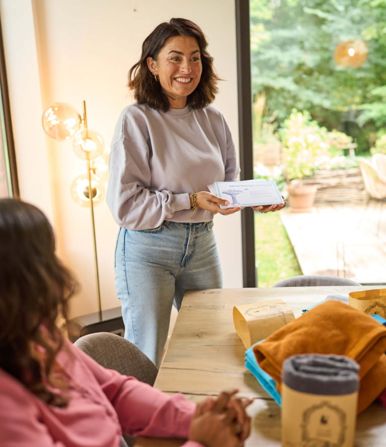 Photo d'un atelier H2O at Home à domicile pendant la présentation des fiches produits pour la salle de bain H2O at Home
