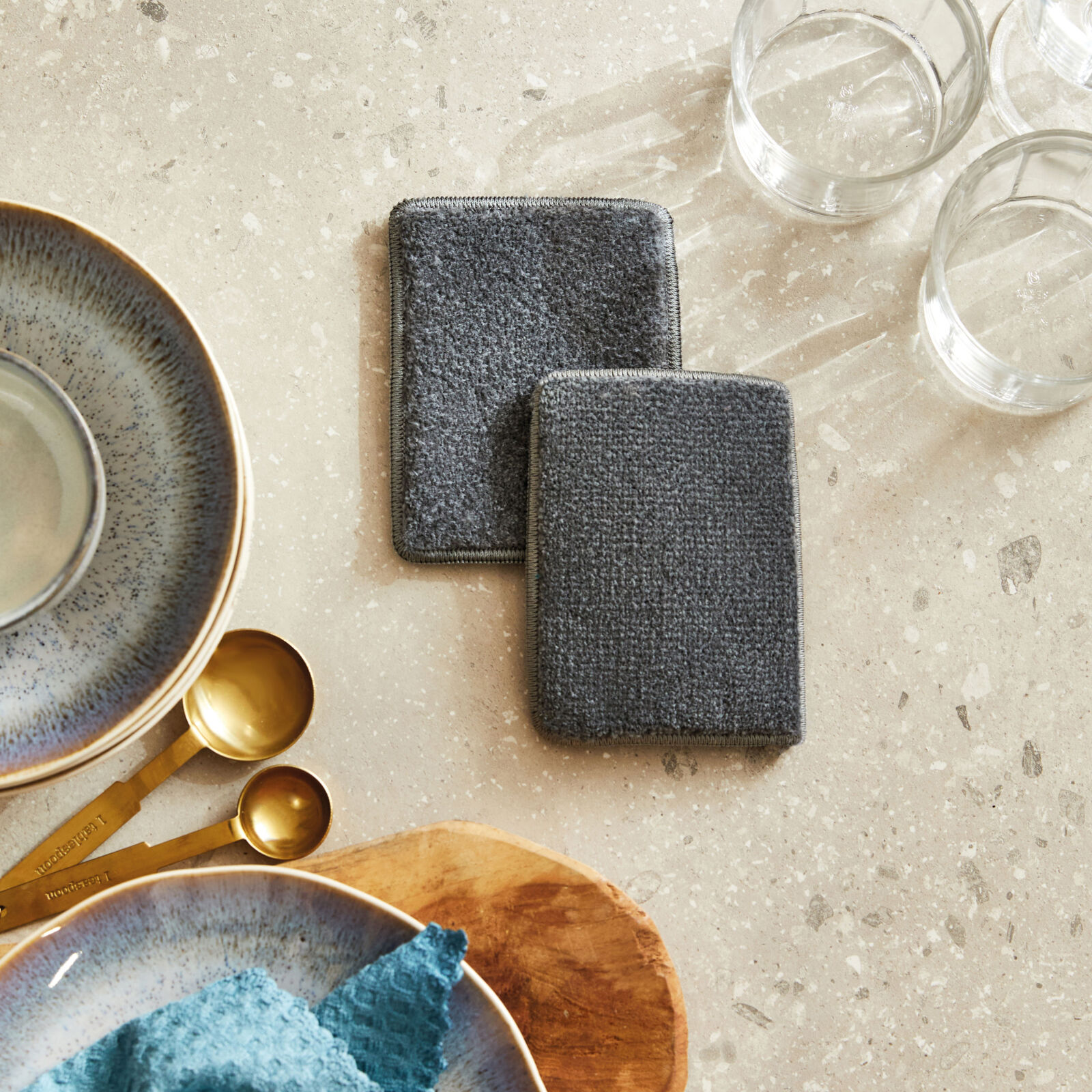 Savon solide pour la vaisselle emballé dans un sachet blanc avec une étiquette verte, illustré avec des ustensiles de cuisine et le texte 'Savon Vaisselle Dish Soap Bar&quot;