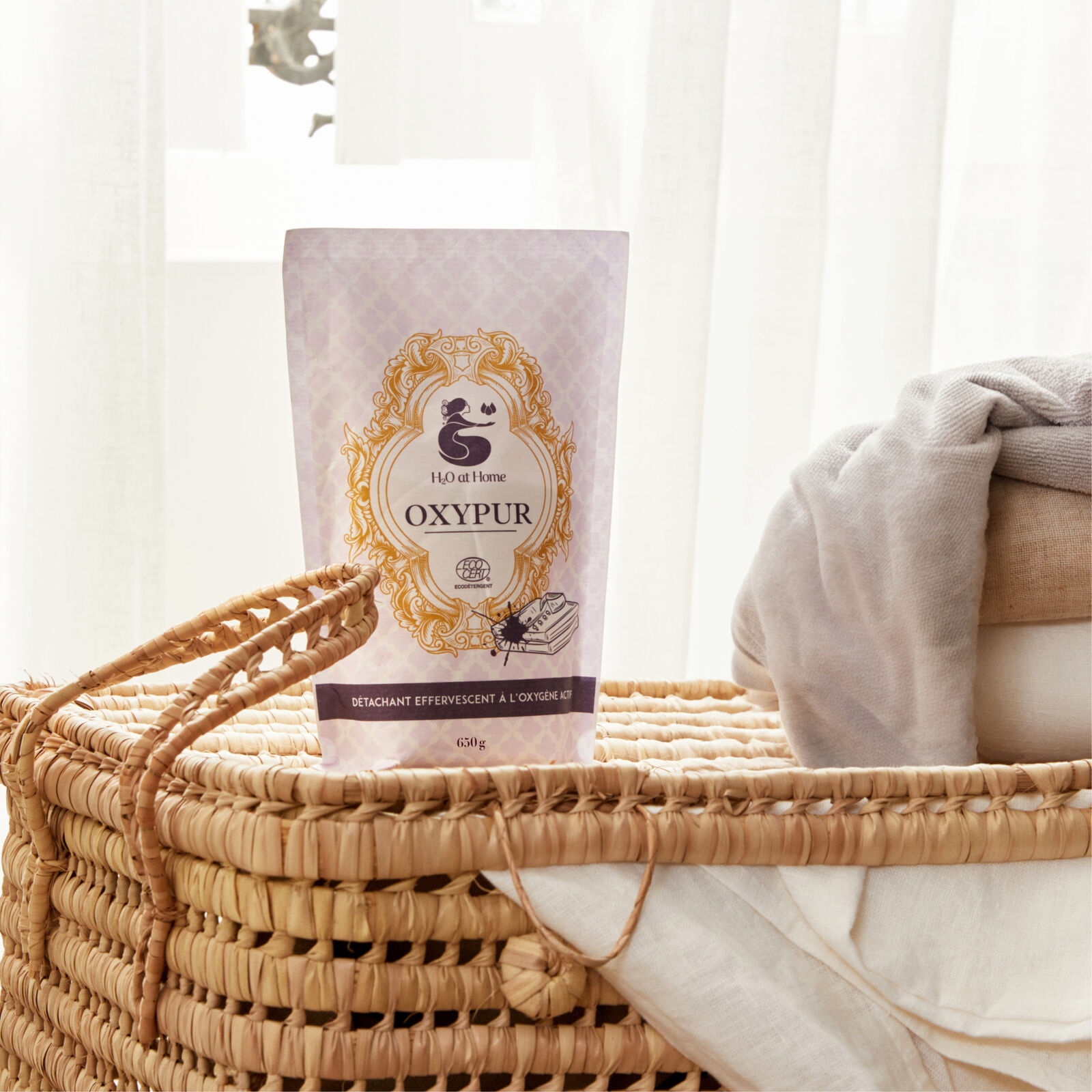Savon solide pour la vaisselle emballé dans un sachet blanc avec une étiquette verte, illustré avec des ustensiles de cuisine et le texte 'Savon Vaisselle Dish Soap Bar&quot;