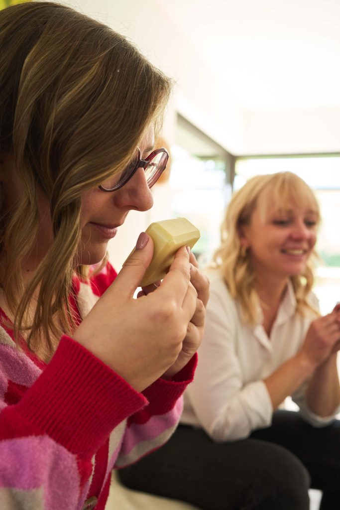 Cliente qui sent un savon en atelier de démonstration
