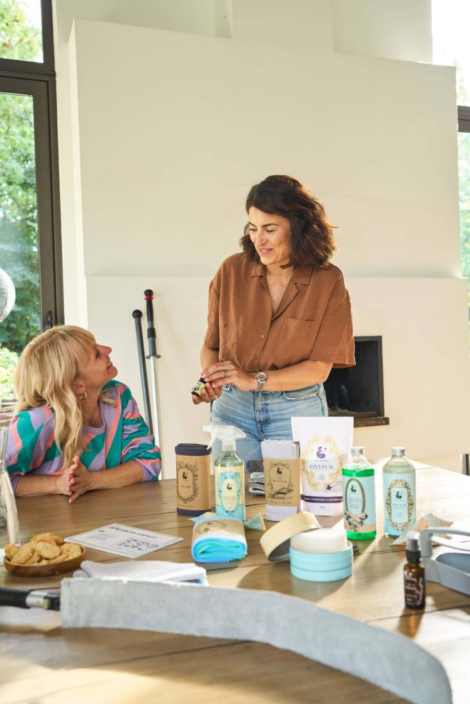 Conseillère VDI qui échange avec une cliente pour comprendre ses besoins