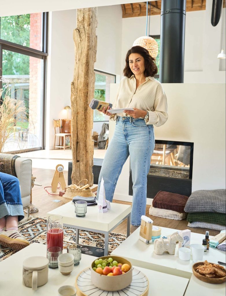 Vendeuse à domicile animant un atelier