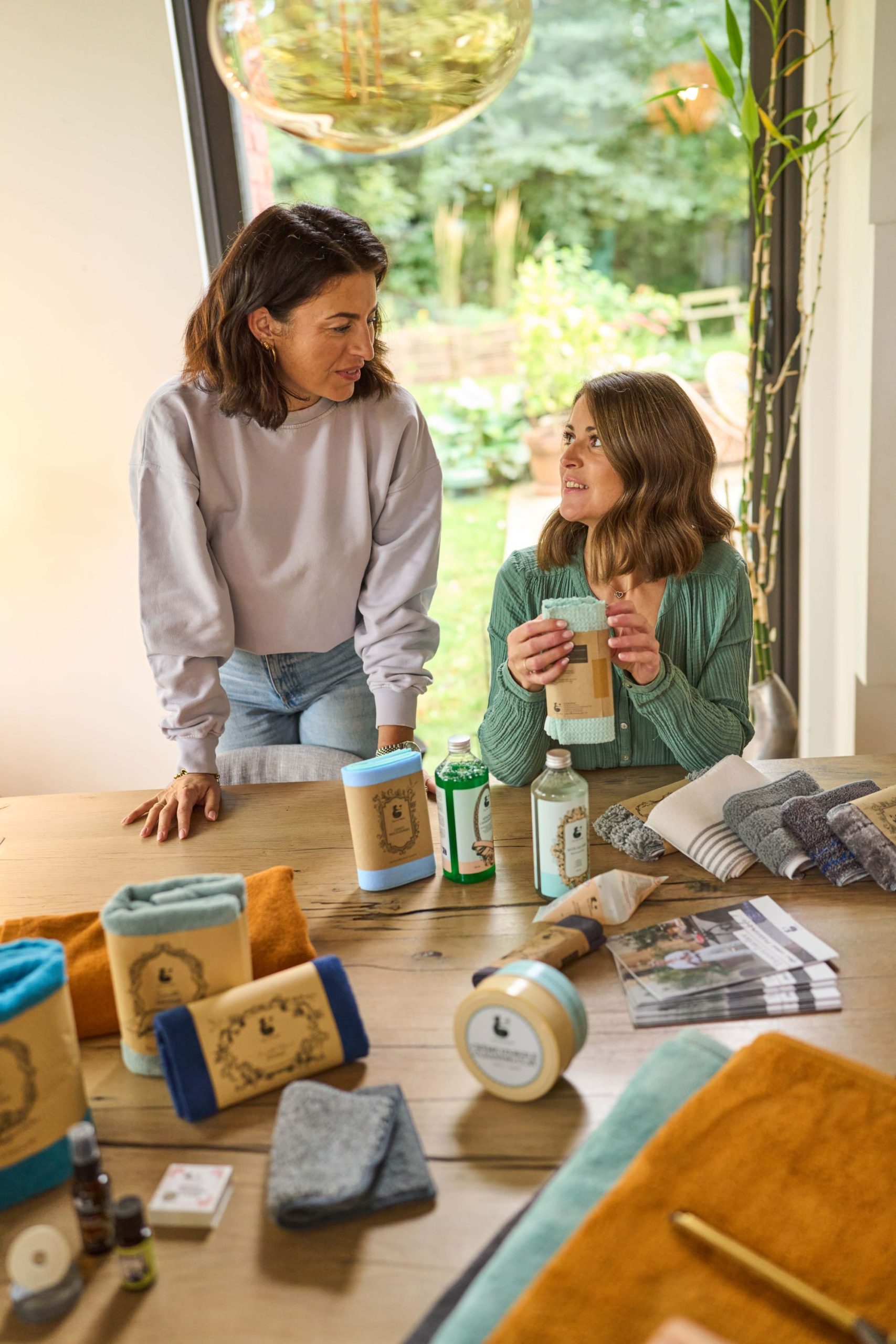 Conseillère H2O at Home présente les produits ménagers pour la salle de bain
