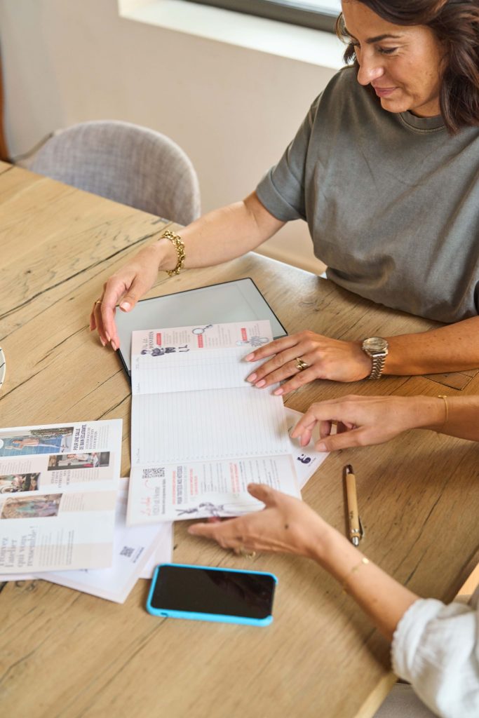 Deux conseillères avec des documents travaillent à table