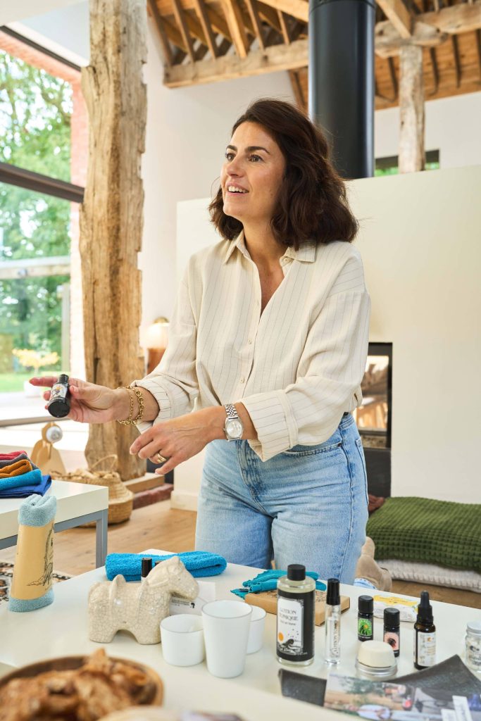 Conseillère VDI présente huile hydra en atelier