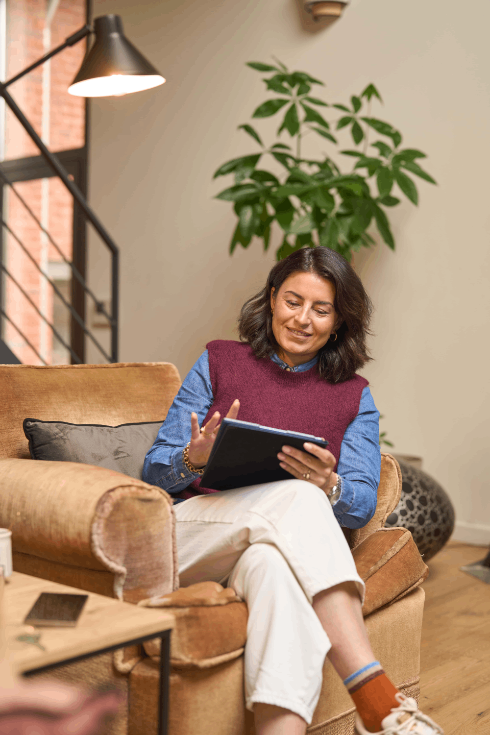 Conseillère VDI travaillant sur sa tablette