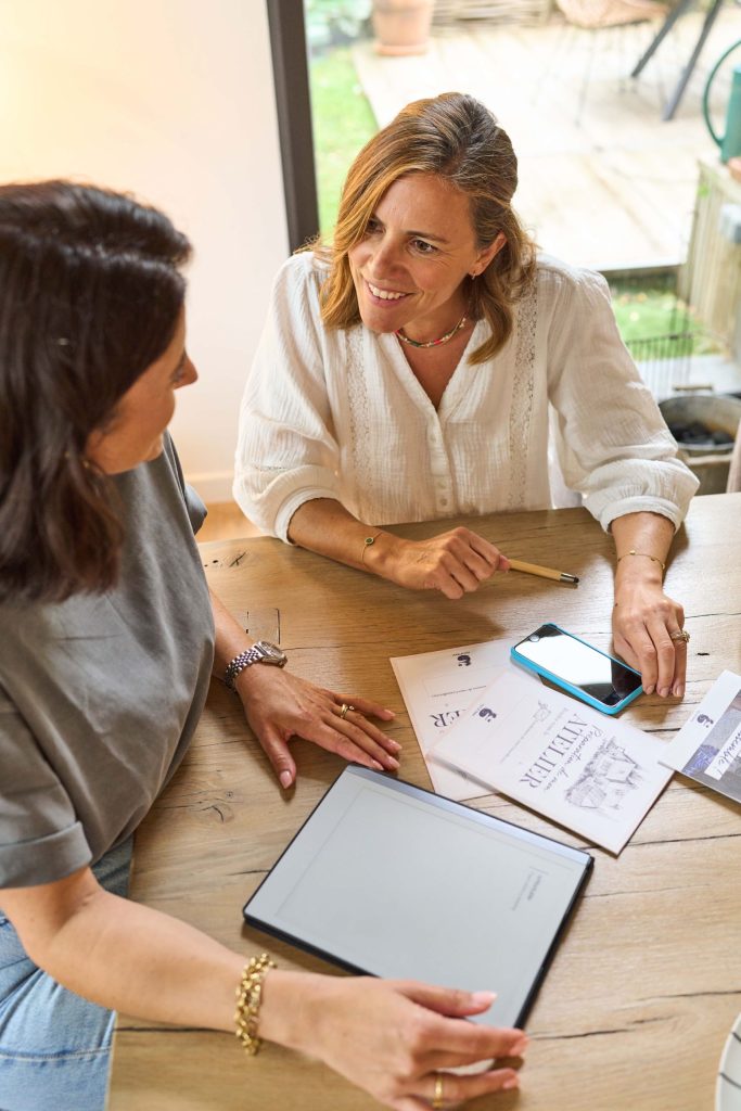 Deux conseillère assise à une table avec documents