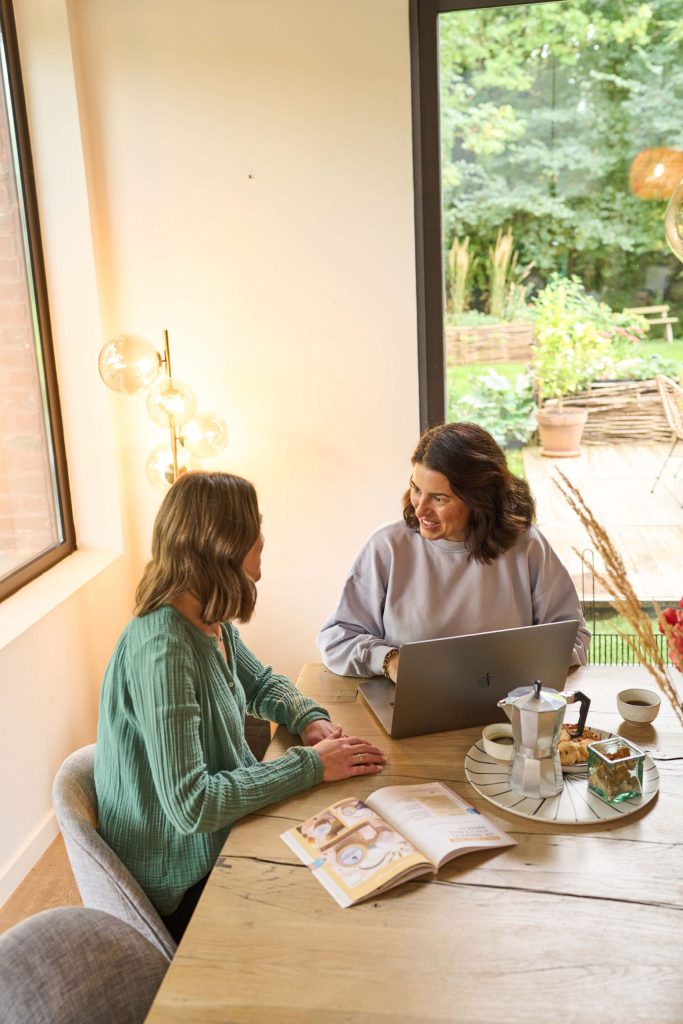 deux femmes autour d'un ordinateur