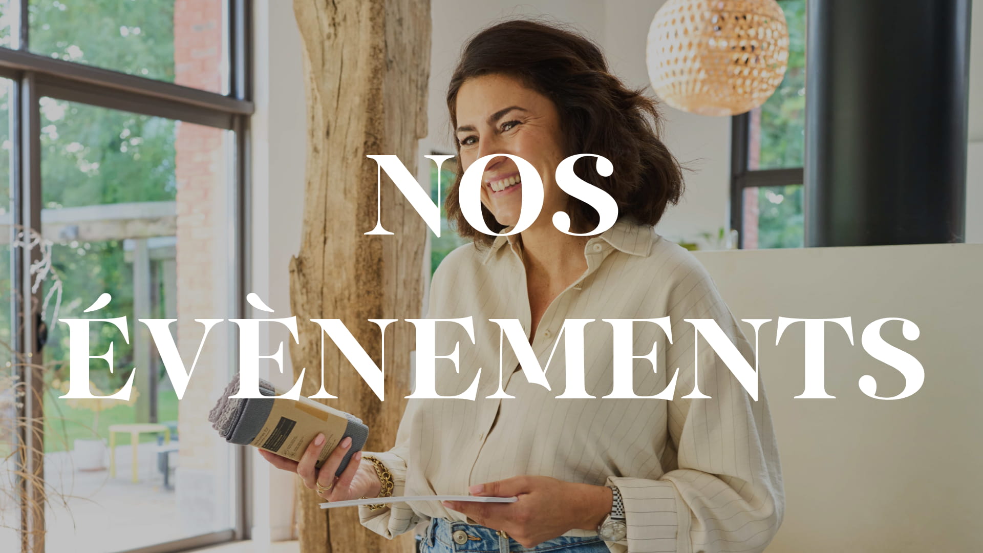 Photo d'une conseillère H2O at Home tenant le kit signature de la marque avec le texte "Nos évènements" devant elle