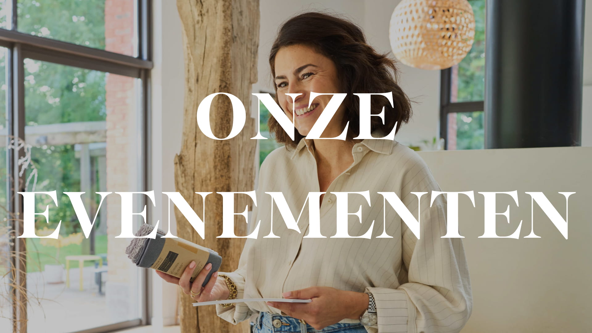 Photo d'une conseillère H2O at Home tenant le kit signature de la marque avec le texte "Onze Evenementen" devant elle