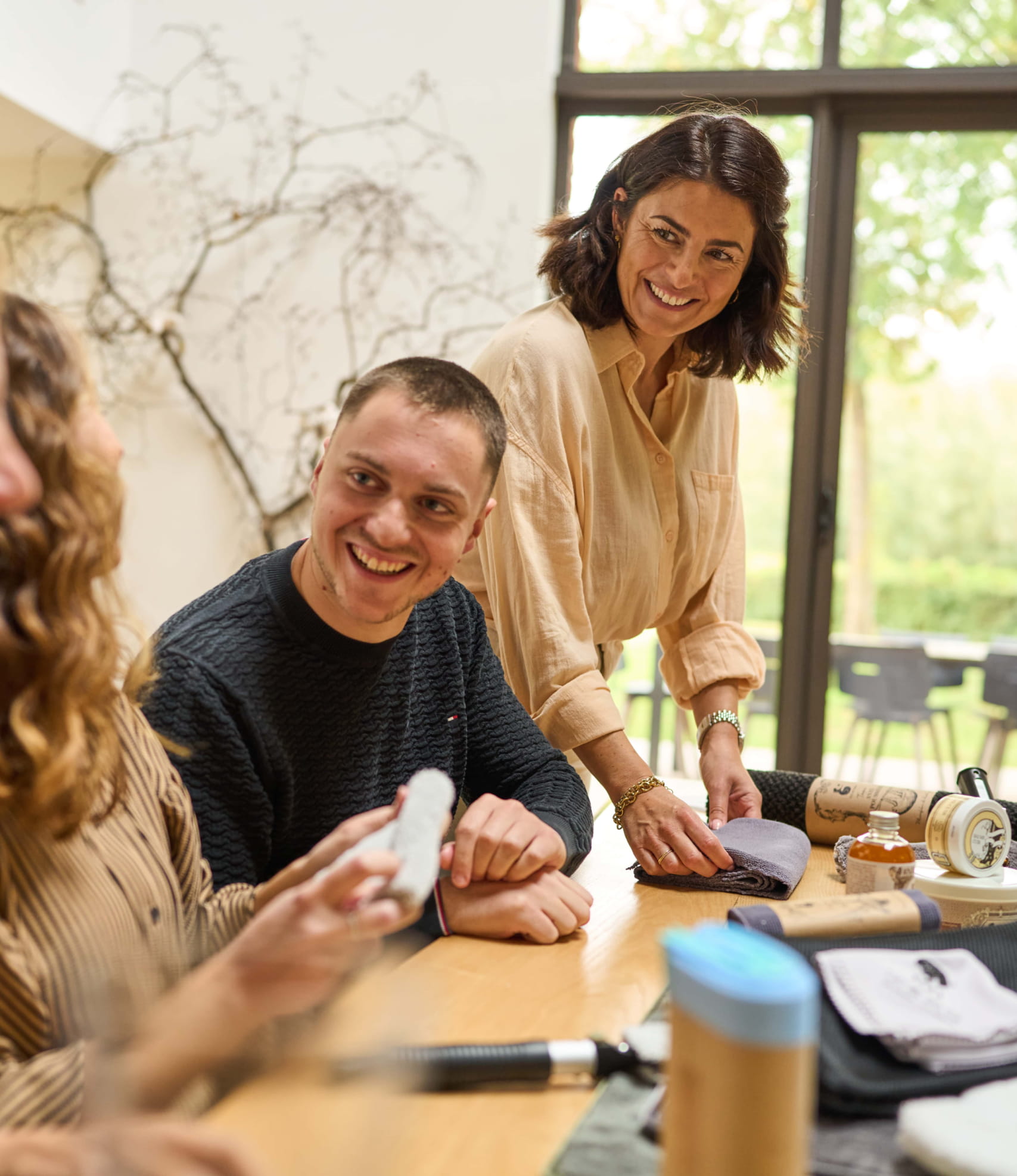 Photo d'une conseillère et d'un participant d'atelier H2O at Home qui testent des produits