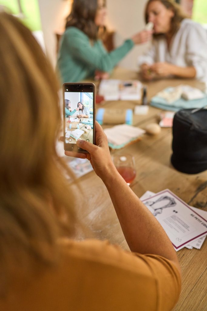 Prise de photo au smartphone pendant un atelier de vente à domicile